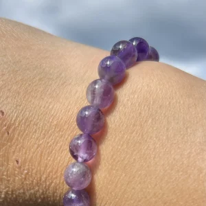 Violettes Amethyst Armband am Handgelenk im Sonnenlicht