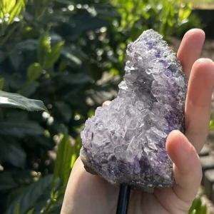 Violette Amethyst-Stufe mit natürlicher Bruchkante, kristalline Struktur im Detail sichtbar