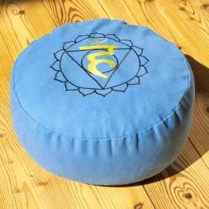 Kehlchakra Meditationskissen in Blau mit Chakra-Stickerei auf Holzboden