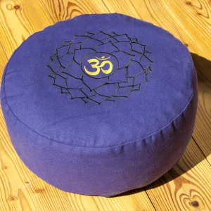 Meditationskissen mit Kronenchakra-Stickerei auf Holzboden