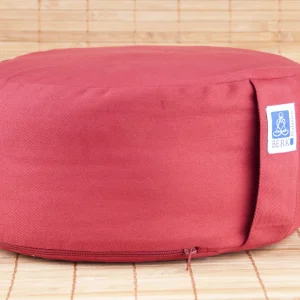 Rotes Zen Meditationskissen mit Kapokfüllung auf Bambusuntergrund