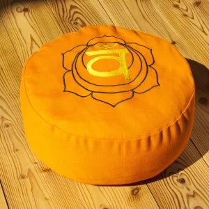 Sakralchakra Meditationskissen mit Stickerei auf Holzboden