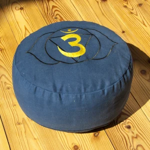 Meditationskissen Stirnchakra in Blau mit Stickerei auf Holzboden